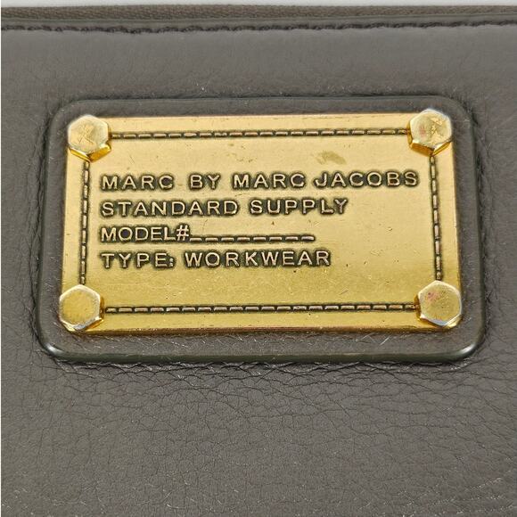 MARC BY MARC JACOBS ZIPPER BI-FOLD DARK BROWN 4" x 8" WALLET – 100% COW LEATHER - Picture 3 of 16